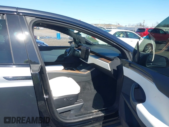 2022 Tesla Model X with VIN 7SAXCDE52NF345835, listed as a IAAI auction lot 41823522 with 24,401 mi miles and . Bid and sale history available at DreamBid. Image 5.
