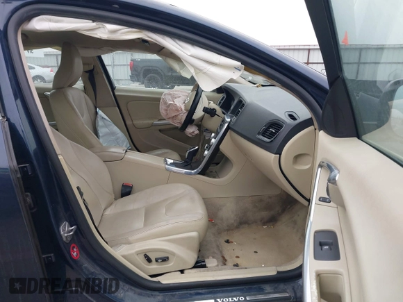 2015 Volvo S60 T5 Drive-E Premier z VIN YV126MFK1F2336786, wystawiony jako IAAI lot #41184378 z przebiegiem 134 482 mil mil oraz . Historia ofert i sprzedaży dostępna na DreamBid. Obrazek 5.