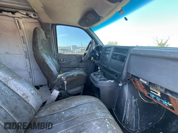 2003 GMC Savana Cargo z VIN 1GTHG35U431113170, wystawiony jako Copart lot #88987945 z przebiegiem 293 807 mil mil oraz Tytuł czysty. Historia ofert i sprzedaży dostępna na DreamBid. Obrazek 5.