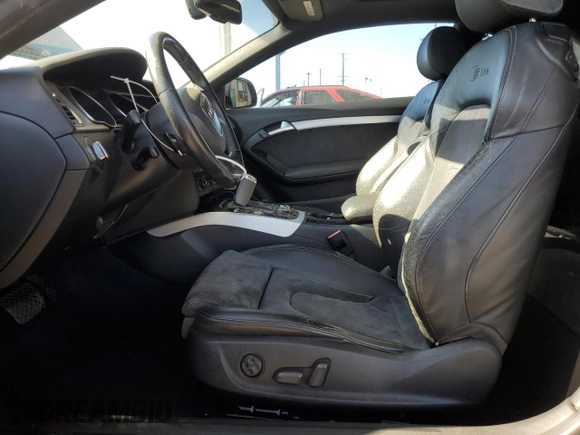 2009 Audi A5 z VIN WAUDK78T59A006979, wystawiony jako Copart lot #56527855 z przebiegiem 126 827 mil mil oraz Szkody całkowita. Historia ofert i sprzedaży dostępna na DreamBid. Obrazek 7.