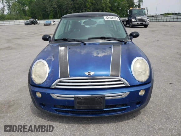 2005 MINI Hardtop z VIN WMWRC33575TJ72830, wystawiony jako Copart lot #53948105 z przebiegiem 121 751 mil mil oraz Szkoda całkowita • Salvage title. Historia ofert i sprzedaży dostępna na DreamBid. Obrazek 5.