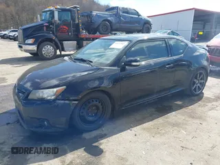2013 Scion tC z VIN JTKJF5C76D3048463, wystawiony jako IAAI lot #41972560 z przebiegiem 204 863 mil mil oraz . Historia ofert i sprzedaży dostępna na DreamBid. Obrazek 2.
