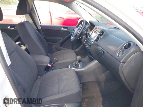 2015 Volkswagen Tiguan S z VIN WVGAV7AX7FW564563, wystawiony jako IAAI lot #42369715 z przebiegiem 27 976 mil mil oraz . Historia ofert i sprzedaży dostępna na DreamBid. Obrazek 5.
