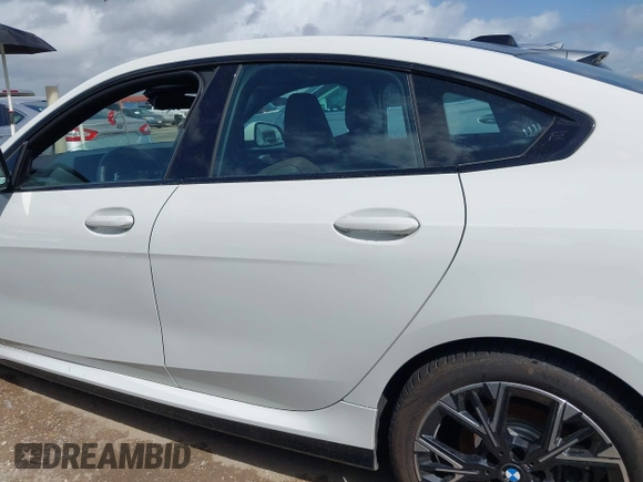 2025 BMW 2 Series 228 xDrive z VIN WBA23GG06S7S55337, wystawiony jako IAAI lot #42537114 z przebiegiem 5 917 mil mil oraz . Historia ofert i sprzedaży dostępna na DreamBid. Obrazek 14.
