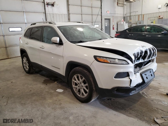 2016 Jeep Cherokee Latitude with VIN 1C4PJMCS3GW299524, listed as a Copart auction lot 82404694 with 225,382 mi miles and Salvage Title. Bid and sale history available at carsss.com. Image 4.
