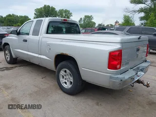 2005 Dodge Dakota SLT z VIN 1D7HE42K65S269020, wystawiony jako IAAI lot #42349944 z przebiegiem 157 421 mil mil oraz . Historia ofert i sprzedaży dostępna na DreamBid. Obrazek 3.