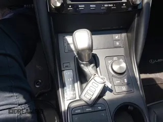 2024 Lexus IS 350 F Sport z VIN JTHGZ1B28R5076461, wystawiony jako IAAI lot #42116778 z przebiegiem 14 090 mil mil oraz . Historia ofert i sprzedaży dostępna na DreamBid. Obrazek 11.