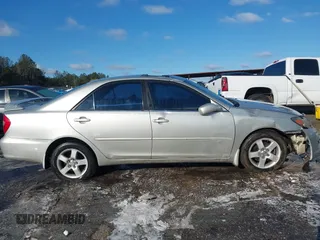 2003 Toyota Camry LE z VIN 4T1BF32K03U561492, wystawiony jako IAAI lot #41607321 z przebiegiem 171 920 mil mil oraz . Historia ofert i sprzedaży dostępna na DreamBid. Obrazek 13.