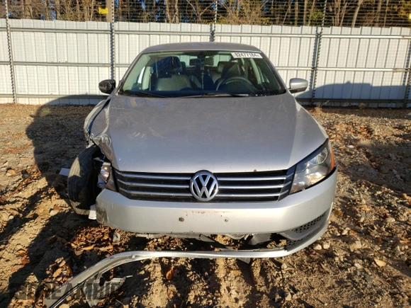 2013 Volkswagen Passat Wolfsburg Edition z VIN 1VWAP7A30DC133893, wystawiony jako Copart lot #82477184 z przebiegiem 136 344 mil mil oraz Szkoda całkowita • Salvage title. Historia ofert i sprzedaży dostępna na DreamBid. Obrazek 5.