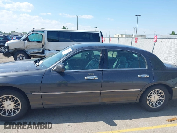 2000 Lincoln Town Car Signature z VIN 1LNHM82W0YY914457, wystawiony jako IAAI lot #42465439 z przebiegiem 237 145 mil mil oraz . Historia ofert i sprzedaży dostępna na DreamBid. Obrazek 6.