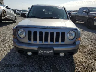 2015 Jeep Patriot Latitude with VIN 1C4NJPFB1FD157025, listed as a Copart auction lot 52310155 with 132,752 mi miles and Salvage title. Bid and sale history available at DreamBid. Image 5.