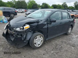 2010 Nissan Versa S z VIN 3N1BC1AP4AL375821, wystawiony jako Copart lot #58470965 z przebiegiem 74 606 mil mil oraz Szkoda całkowita • Salvage title. Historia ofert i sprzedaży dostępna na DreamBid. Obrazek 1.