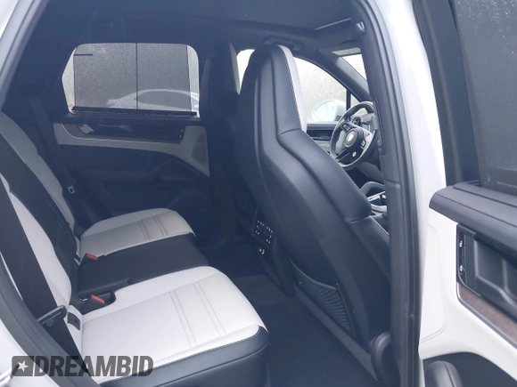 2024 Porsche Cayenne S z VIN WP1AL2AY4RDA33633, wystawiony jako IAAI lot #41405207 z przebiegiem 4 157 mil mil oraz . Historia ofert i sprzedaży dostępna na DreamBid. Obrazek 8.