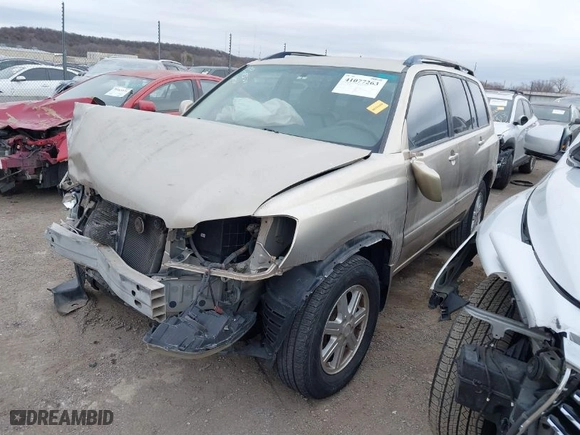 2006 Toyota Highlander w/3rd Row with VIN JTEDP21A560120381, listed as a IAAI auction lot 41077263 with 210,170 mi miles. Bid and sale history available at carsss.com. Image 2.