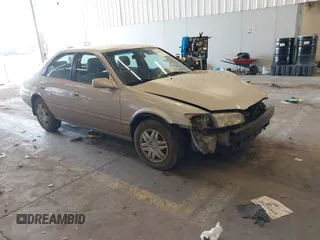 2001 Toyota Camry LE z VIN 4T1BF22K01U117133, wystawiony jako IAAI lot #41960416 z przebiegiem 131 346 mil mil oraz . Historia ofert i sprzedaży dostępna na DreamBid. Obrazek 1.