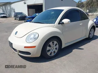 2008 Volkswagen New Beetle Coupe S with VIN 3VWPG31C18M514918, listed as a IAAI auction lot 41993878 with 173,810 mi miles. Bid and sale history available at carsss.com. Image 2.