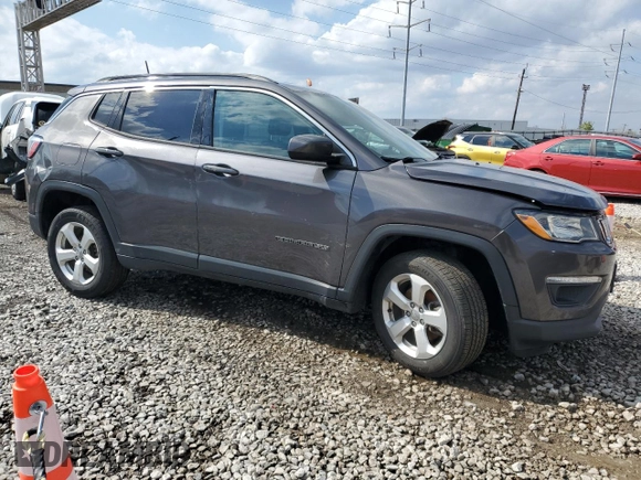 2018 Jeep Compass Latitude with VIN 3C4NJDBB2JT154433, listed as a Copart auction lot 52747205 with 141,930 mi miles and Salvage Title. Bid and sale history available at DreamBid. Image 4.