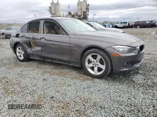 2013 BMW 3 Series 328i z VIN WBA3C1C54DF440529, wystawiony jako Copart lot #48949335 z przebiegiem 83 765 mil mil oraz Szkody całkowita. Historia ofert i sprzedaży dostępna na DreamBid. Obrazek 4.
