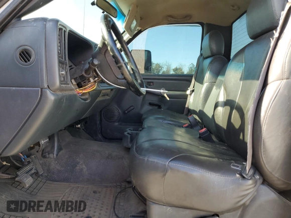 2002 GMC Sierra 2500HD SLE z VIN 1GTHC24G22E267031, wystawiony jako Copart lot #58606335 z przebiegiem Nie podano mil oraz Szkoda całkowita • Salvage title. Historia ofert i sprzedaży dostępna na DreamBid. Obrazek 7.