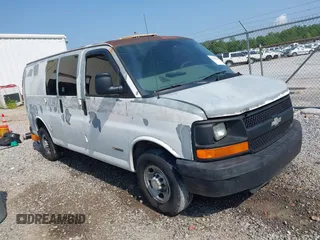 2006 Chevrolet Express Cargo z VIN 1GCGG25V961163758, wystawiony jako IAAI lot #42395449 z przebiegiem 255 014 mil mil oraz . Historia ofert i sprzedaży dostępna na DreamBid. Obrazek 1.