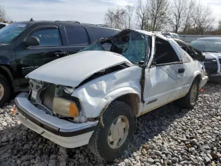 2000 GMC Jimmy SLS Base with VIN 1GKCS18W8YK276338, listed as a Copart auction lot 77056283 with 495,127 mi miles and Salvage Title. Bid and sale history available at carsss.com. Image 1.