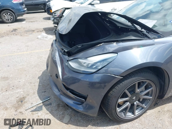 2020 Tesla Model 3 Long Range z VIN 5YJ3E1EB5LF801592, wystawiony jako IAAI lot #42096859 z przebiegiem 68 002 mil mil oraz . Historia ofert i sprzedaży dostępna na DreamBid. Obrazek 6.