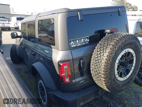 2023 Ford Bronco z VIN 1FMEE5DP5PLB74663, wystawiony jako IAAI lot #41664201 z przebiegiem 10 596 mil mil oraz . Historia ofert i sprzedaży dostępna na DreamBid. Obrazek 3.