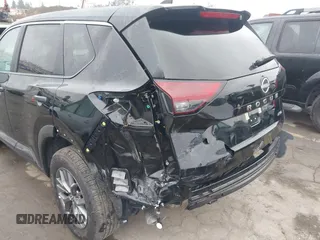 2025 Nissan Rogue S z VIN 5N1BT3ABXSC765294, wystawiony jako IAAI lot #41905928 z przebiegiem 600 mil mil oraz . Historia ofert i sprzedaży dostępna na DreamBid. Obrazek 6.
