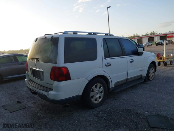 2004 Lincoln Navigator Luxury with VIN 5LMFU27RX4LJ34879, listed as a IAAI auction lot 42024945 with 154,667 mi miles. Bid and sale history available at carsss.com. Image 4.