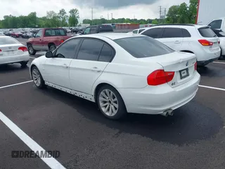 2011 BMW 3 Series 328i z VIN WBAPH7C55BE675353, wystawiony jako IAAI lot #42177053 z przebiegiem 162 373 mil mil oraz . Historia ofert i sprzedaży dostępna na DreamBid. Obrazek 3.
