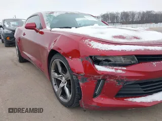 2017 Chevrolet Camaro 1LT z VIN 1G1FB1RS9H0124237, wystawiony jako IAAI lot #41631133 z przebiegiem 98 394 mil mil oraz . Historia ofert i sprzedaży dostępna na DreamBid. Obrazek 6.