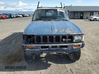 1983 Toyota Pickup z VIN JT4RN48D0D0062446, wystawiony jako Copart lot #59037805 z przebiegiem 157 999 mil mil oraz Czysty tytuł • Clean title. Historia ofert i sprzedaży dostępna na DreamBid. Obrazek 5.