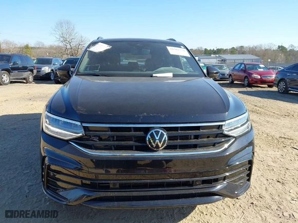 2022 Volkswagen Tiguan SE R-Line Black with VIN 3VVCB7AX1NM084993, listed as a IAAI auction lot 41502738 with 56,559 mi miles. Bid and sale history available at carsss.com. Image 13.
