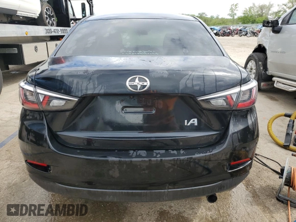 2016 Scion iA z VIN 3MYDLBZV3GY120380, wystawiony jako Copart lot #56506595 z przebiegiem 113 957 mil mil oraz Szkoda całkowita • Salvage title. Historia ofert i sprzedaży dostępna na DreamBid. Obrazek 6.