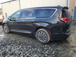 2023 Chrysler Pacifica Hybrid Limited with VIN 2C4RC1S72PR632173, listed as a Copart auction lot 44376615 with 28,558 mi miles and Clean Title. Bid and sale history available at carsss.com. Image 2.