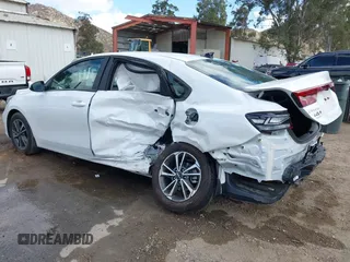 2024 Kia Forte LXS z VIN 3KPF24AD3RE819344, wystawiony jako IAAI lot #42247582 z przebiegiem 5 678 mil mil oraz . Historia ofert i sprzedaży dostępna na DreamBid. Obrazek 3.
