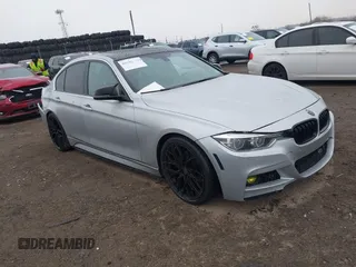 2018 BMW 3 Series 330i xDrive z VIN WBA8D9C55JA607605, wystawiony jako IAAI lot #41682994 z przebiegiem 79 285 mil mil oraz . Historia ofert i sprzedaży dostępna na DreamBid. Obrazek 1.