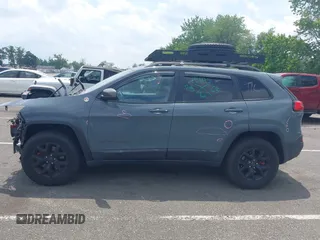 2015 Jeep Cherokee Trailhawk with VIN 1C4PJMBB0FW528421, listed as a IAAI auction lot 42591132 with 166,425 mi miles and . Bid and sale history available at DreamBid. Image 14.