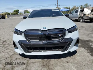 2024 BMW i5 M60 z VIN WBY43FK05RCR83468, wystawiony jako Copart lot #60697064 z przebiegiem 1703 mil mil oraz Szkody całkowita. Historia ofert i sprzedaży dostępna na DreamBid. Obrazek 5.