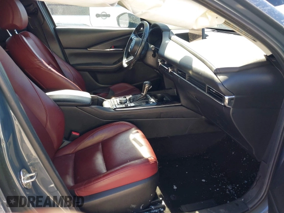 2023 Mazda CX-30 S Preferred z VIN 3MVDMBCM0PM505056, wystawiony jako IAAI lot #41647117 z przebiegiem 56 187 mil mil oraz . Historia ofert i sprzedaży dostępna na DreamBid. Obrazek 5.