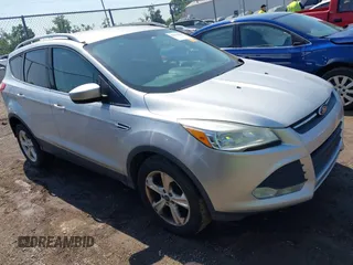 2013 Ford Escape SE z VIN 1FMCU0GX4DUA52665, wystawiony jako IAAI lot #42815684 z przebiegiem 248 336 mil mil oraz . Historia ofert i sprzedaży dostępna na DreamBid. Obrazek 1.