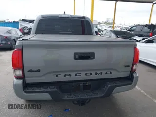 2021 Toyota Tacoma SR z VIN 5TFCZ5AN5MX281428, wystawiony jako IAAI lot #41893437 z przebiegiem 36 204 mil mil oraz . Historia ofert i sprzedaży dostępna na DreamBid. Obrazek 16.