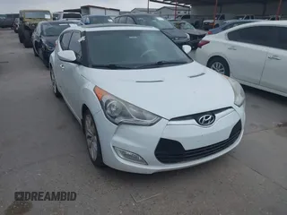 2013 Hyundai Veloster w/Black Int z VIN KMHTC6AD5DU166601, wystawiony jako IAAI lot #42182995 z przebiegiem 143 106 mil mil oraz . Historia ofert i sprzedaży dostępna na DreamBid. Obrazek 1.