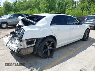 2014 Chrysler 300 S z VIN 2C3CCAGG4EH297391, wystawiony jako IAAI lot #42207431 z przebiegiem 106 571 mil mil oraz . Historia ofert i sprzedaży dostępna na DreamBid. Obrazek 4.