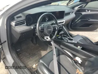 2022 Kia K5 GT-Line z VIN 5XXG64J2XNG149610, wystawiony jako Copart lot #55333245 z przebiegiem Nie podano mil oraz Szkoda całkowita • Salvage title. Historia ofert i sprzedaży dostępna na DreamBid. Obrazek 8.