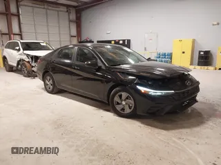 2024 Hyundai Elantra SE z VIN KMHLL4DG9RU832988, wystawiony jako IAAI lot #42166112 z przebiegiem 9 676 mil mil oraz . Historia ofert i sprzedaży dostępna na DreamBid. Obrazek 1.