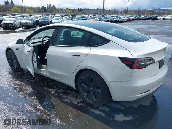 2021 Tesla Model 3 Standard Range Plus z VIN 5YJ3E1EA5MF977437, wystawiony jako IAAI lot #40297512 z przebiegiem 72 039 mil mil oraz . Historia ofert i sprzedaży dostępna na DreamBid. Obrazek 3.