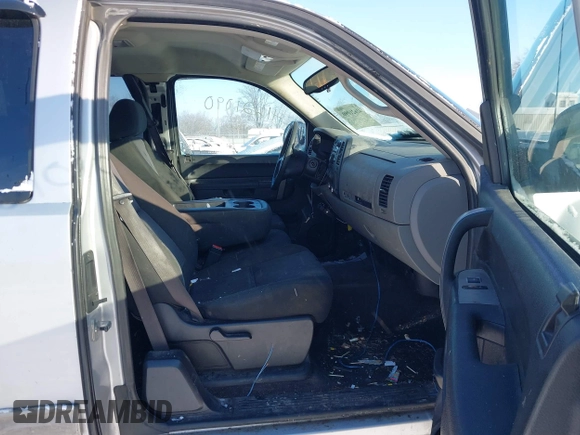2010 Chevrolet Silverado 1500 LS with VIN 1GCSCREA8AZ275862, listed as a IAAI auction lot 41621090 with 280,598 mi miles. Bid and sale history available at carsss.com. Image 5.