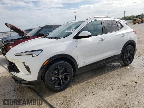 2025 Buick Encore GX Sport Touring с VIN KL4AMDSL1SB134184, выставлен на аукционе Copart как лот 53405055 с пробегом 25 миль миль и Чистый • Clean title. История ставок и продаж доступна на DreamBid. Изображение 1.