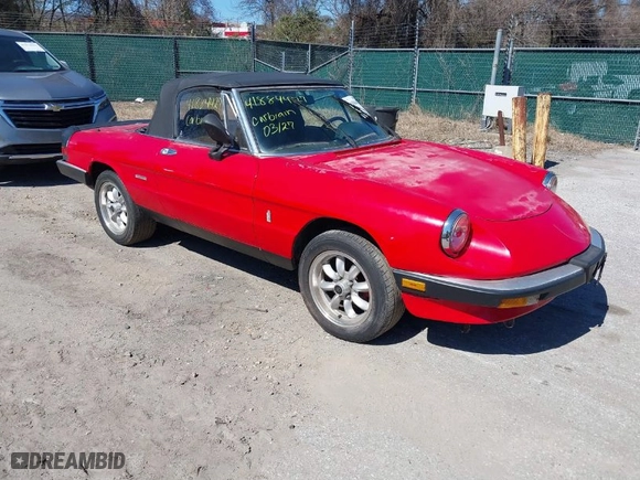 1989 Alfa Romeo Spider Graduate with VIN ZARBA5641K1063527, listed as a IAAI auction lot 41884427 with 107,243 mi miles. Bid and sale history available at carsss.com. Image 1.